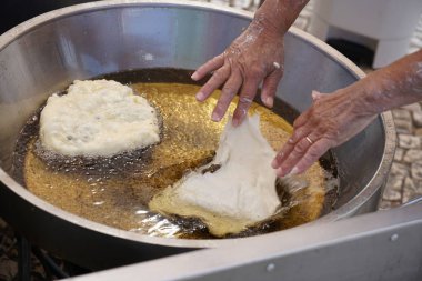 Sıcak yağ içine kaydırın ve altın kahverengi lezzetli kek verene fırında mantar topları izin