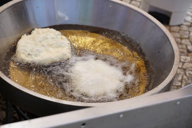 Sıcak yağ içine kaydırın ve altın kahverengi lezzetli kek verene fırında mantar topları izin