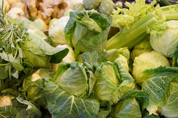 葡萄牙的蔬菜市场提供丰富多彩的水果和蔬菜 — 图库照片