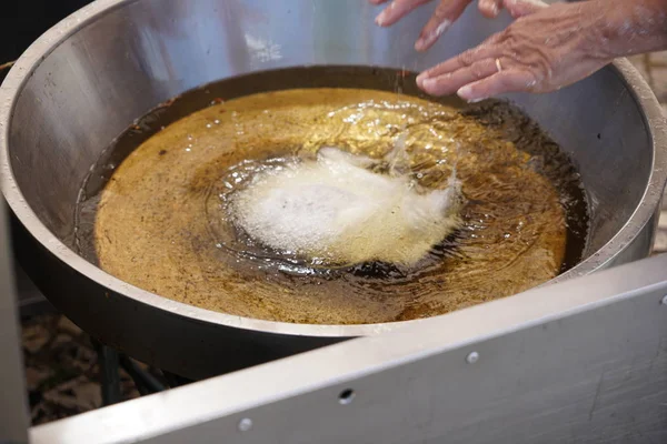 Sıcak yağ içine kaydırın ve altın kahverengi lezzetli kek verene fırında mantar topları izin