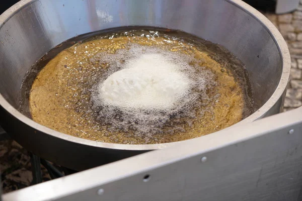 Sıcak yağ içine kaydırın ve altın kahverengi lezzetli kek verene fırında mantar topları izin