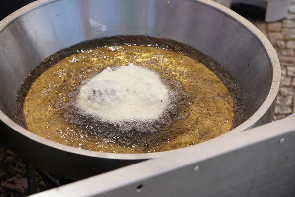 Sıcak yağ içine kaydırın ve altın kahverengi lezzetli kek verene fırında mantar topları izin