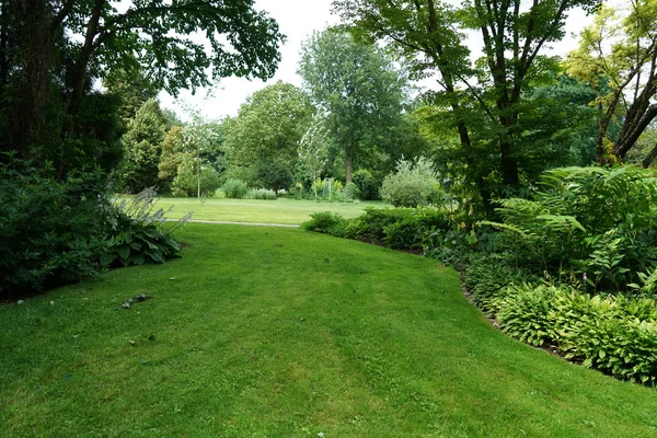 Nyilvános Jól Karbantartott Park Németországban Nyáron Hogy Visszaszerez — Stock Fotó