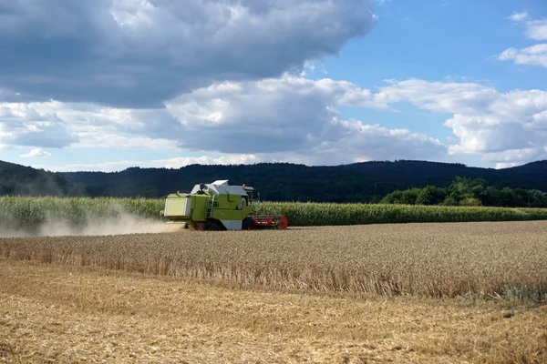 Met Moderne Machines Werken Landbouw Veel Gemakkelijker Hier Een Combine — Stockfoto