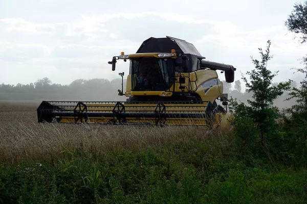 Met Moderne Machines Werken Landbouw Veel Gemakkelijker Hier Een Combine — Stockfoto