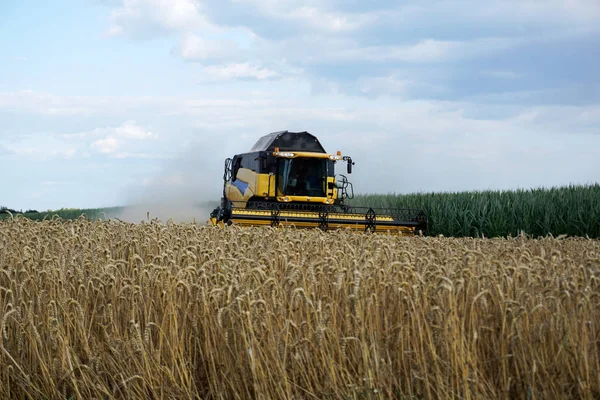 Met Moderne Machines Werken Landbouw Veel Gemakkelijker Hier Een Combine — Stockfoto