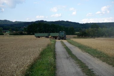 Modern makineleri ile çok daha kolay, tarımda çalışıyor burada bir araya hasat