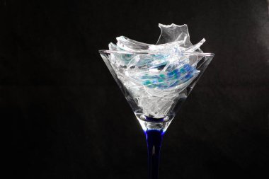 Kırık cam adı cam kırıkları kokteyl altında fotoğrafı siyah arka plan önünde