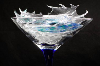 Kırık cam adı cam kırıkları kokteyl altında fotoğrafı siyah arka plan önünde