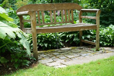 Rahatlamak ve dinlenmek için bir Bavyera parkta park bankında