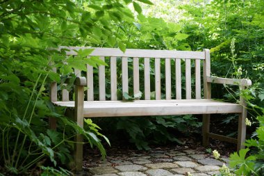 Rahatlamak ve dinlenmek için bir Bavyera parkta park bankında