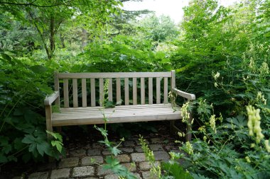 Rahatlamak ve dinlenmek için bir Bavyera parkta park bankında