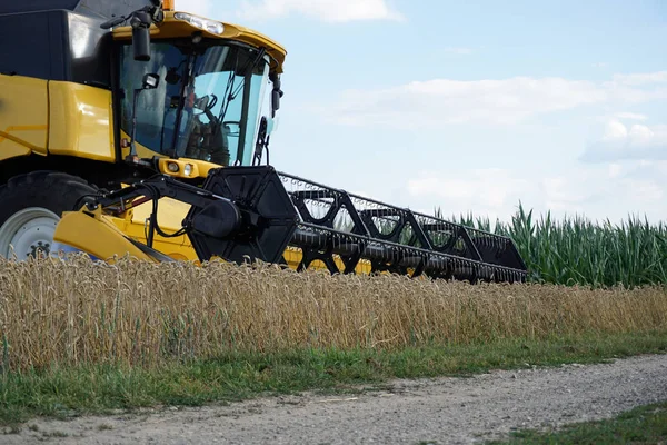 Met Moderne Machines Werken Landbouw Veel Gemakkelijker Hier Een Combine — Stockfoto