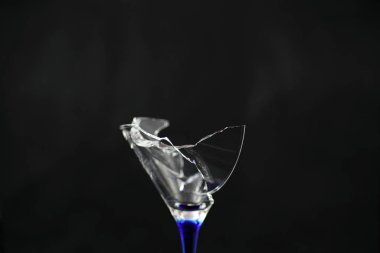 Kırık cam adı cam kırıkları kokteyl altında fotoğrafı siyah arka plan önünde