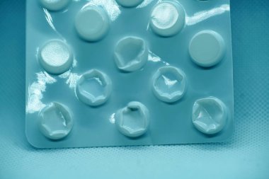 Tablet, kapsül ve drajelik ilaç en yaygın katı dozaj şekli vardır.