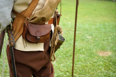 Çekim çalışmaları hala ilkel'ce dolu eski tüfeklerle organize edilmiştir