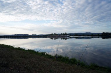 Almanya'da bir sıcak yaz akşamı Balık tutma Tuna Nehri 