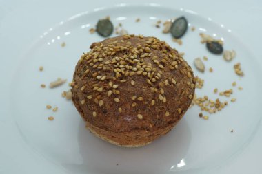 Taze pişmiş ekmek sağlıklı malzemelerle yapılan ve fırında pişmiş. 