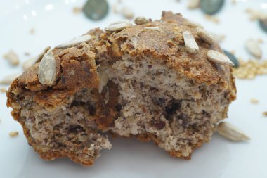 Fırından yeni çıkmış eski bir tarifi göre ahşap bir fırında pişmiş ekmek