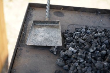 İlkel eski kap kacak Almanya üzerinde bir ziyafet ile açık alev üzerinde pişirme 