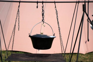 İlkel eski kap kacak Almanya üzerinde bir ziyafet ile açık alev üzerinde pişirme 