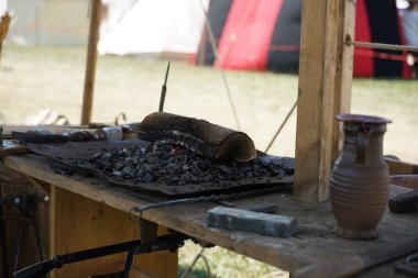 Düzenleme ve deri oyma olan eski bir işçilik sanatı