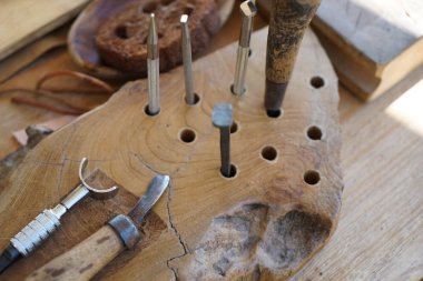 Düzenleme ve deri oyma olan eski bir işçilik sanatı