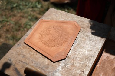 Düzenleme ve deri oyma olan eski bir işçilik sanatı