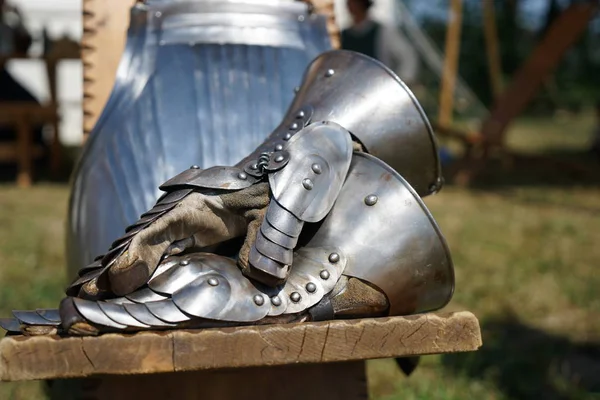 Armadura Cavaleiros Artisticamente Forjados Capacetes Para Coleta Realização Festivais — Fotografia de Stock