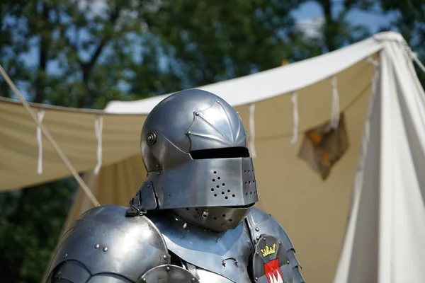 Kunstvoll Geschmiedete Ritterrüstungen Und Helme Zum Sammeln Und Durchführen Von — Stockfoto
