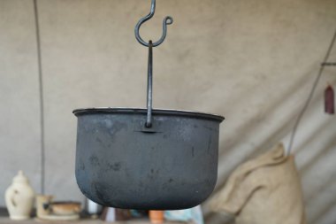 İlkel eski kap kacak Almanya üzerinde bir ziyafet ile açık alev üzerinde pişirme 