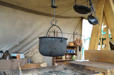 İlkel eski kap kacak Almanya üzerinde bir ziyafet ile açık alev üzerinde pişirme 