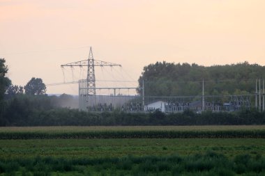 Elektrik direkleri sıcak bir yaz günü sonunda Almanya'nın fotoğrafı günbatımında