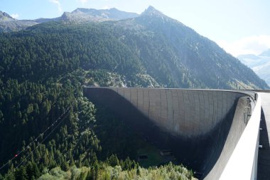 Yüksek dağları içinde belgili tanımlık geçmiş ile Avusturya rezervuar yer alan