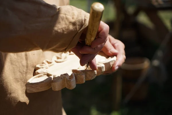 Kunstvolle Holzbearbeitung Mit Alten Werkzeugen Und Werkzeugen — Stockfoto