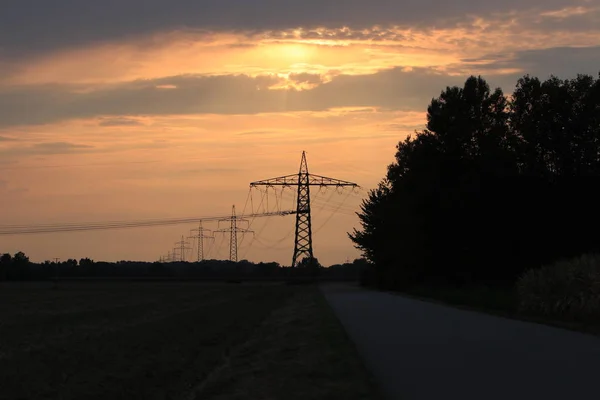 在炎热的夏日结束时 德国拍摄到了日落中的电塔 — 图库照片