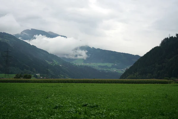Горы Тумане Сфотографированы Проезжей Дороге Австрии Осенью — стоковое фото