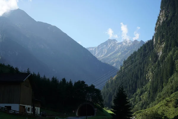 秋にオーストリアの峠道で撮影霧の山 — ストック写真