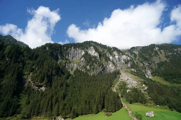 秋にオーストリアの峠道で撮影霧の山 — ストック写真