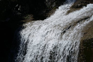 Şelale erken sonbaharda bir pass Road-Avusturya 