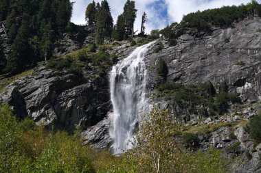 Şelale erken sonbaharda bir pass Road-Avusturya 