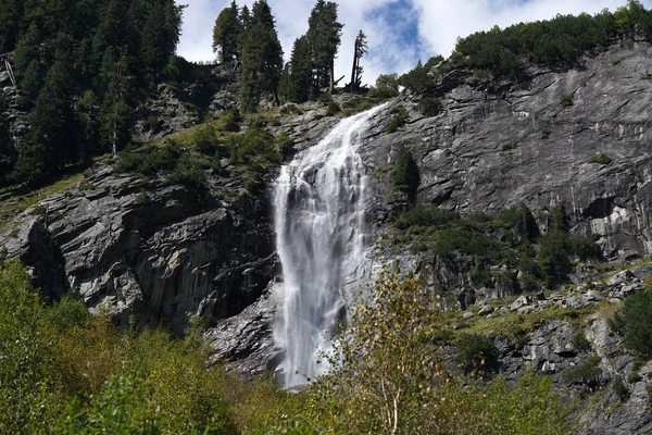 Şelale Erken Sonbaharda Bir Pass Road Avusturya — Stok fotoğraf