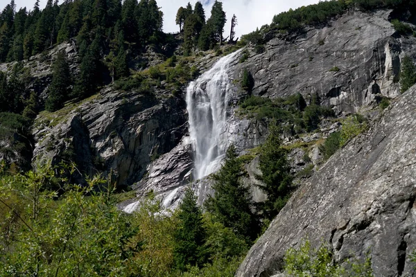 Şelale Erken Sonbaharda Bir Pass Road Avusturya — Stok fotoğraf