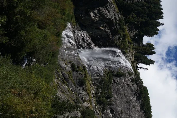 Şelale Erken Sonbaharda Bir Pass Road Avusturya — Stok fotoğraf