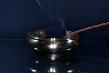 Lezzetli balık ve et sigara için tütsü ile kase tütsü 