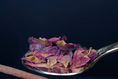 Gül yaprakları yasaktır balık ve et için iyidir