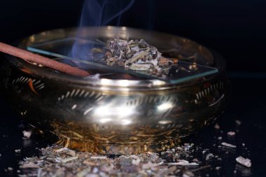 Güzel kokulu harz genellikle reçine haliyle sunulmaktadır ve mükemmel füme.