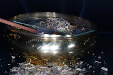 Güzel kokulu harz genellikle reçine haliyle sunulmaktadır ve mükemmel füme.