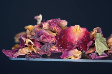 Gül yaprakları yasaktır balık ve et için iyidir