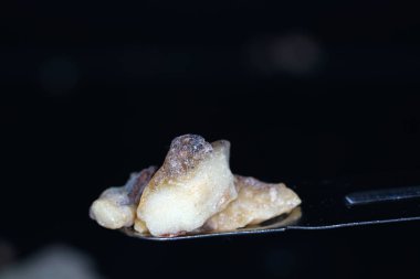 Güzel kokulu harz genellikle reçine haliyle sunulmaktadır ve mükemmel füme.